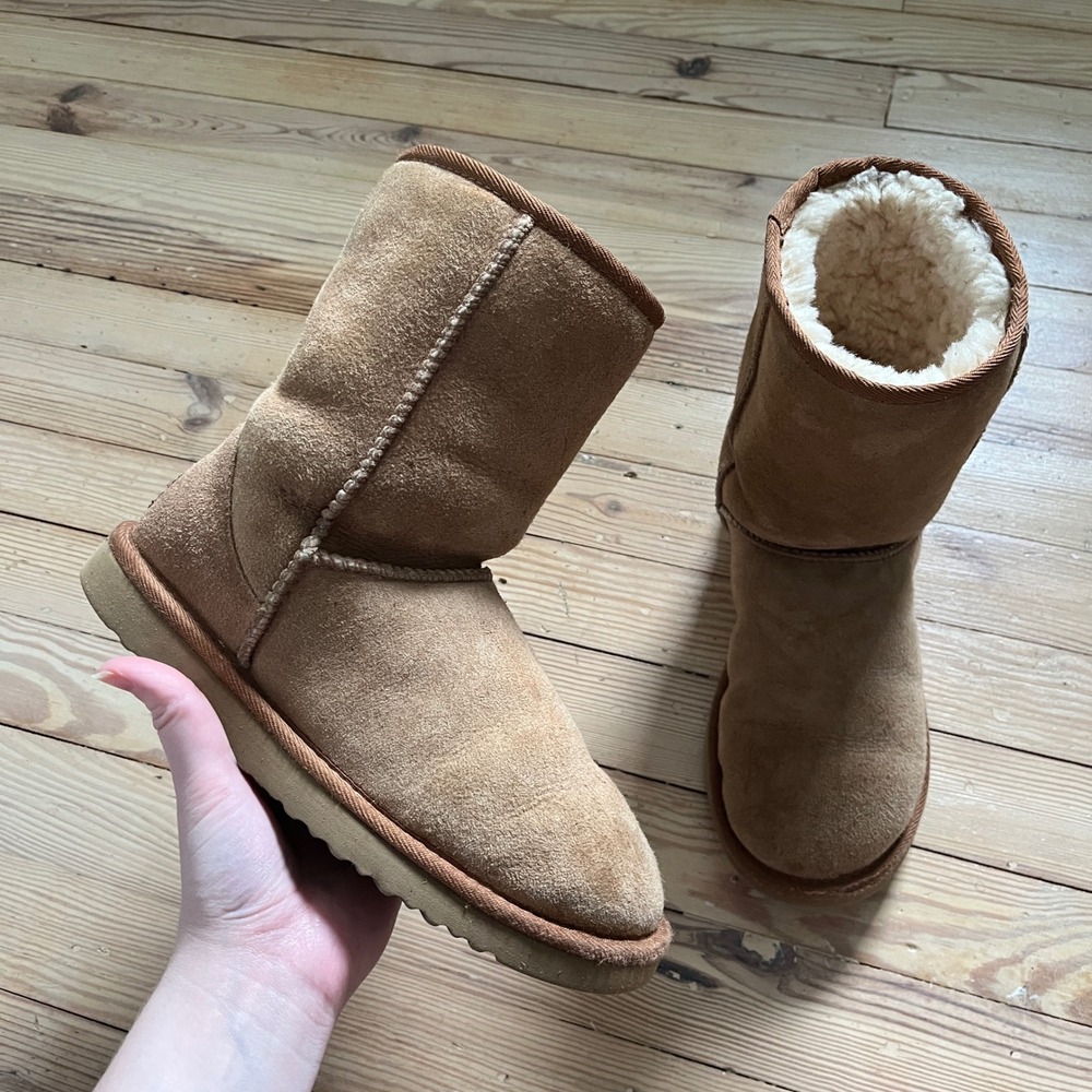 UGG Classic Short Women Size 7 Chestnut Suede Shearling Boots winter comfort
